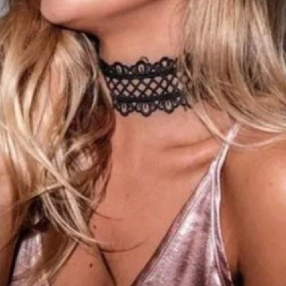 NWTEmbroidered scalloped lace Burlesque Choker